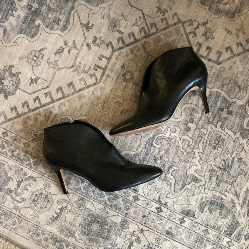 Vince Camuto Black Pebbled Leather Front Slit Pointed Toe Ankle Booties Size 8m